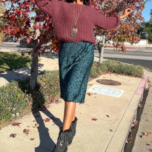 LES AMIS | Abstract Dot Midi Skirt in Teal - Picture 6 of 6